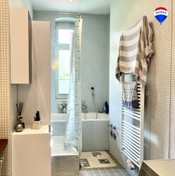 Bad mit Wanne & Dusche