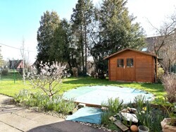 Blick von der Terrasse in den Garten