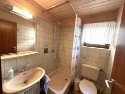 Badezimmer mit Dusche und WC im Untergeschoss