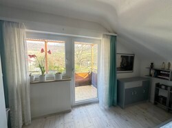 Schlafzimmer DG mit Zugang zu Balkon