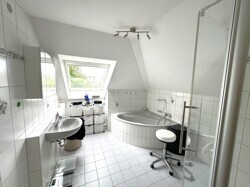 Tageslichtbad mit Badewanne und Dusche