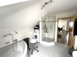 Tageslichtbad mit Badewanne und Dusche
