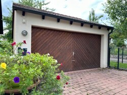 Garage mit beweglichem Stellplatz davor