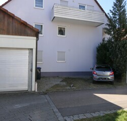 Stellplatz rechts neben der Garage