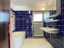 Hauptbad mit Wanne und Dusche