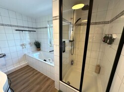 Dusche und Badewanne