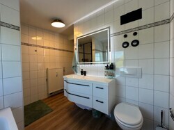 Badezimmer mit Dusche, Wanne und WC