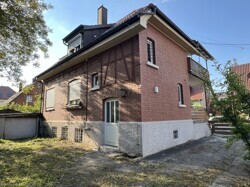 Rückansicht mit Einfahrt und 2. Zugang