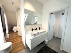 offenes Elternschlafzimmer - Ankleide und Bad