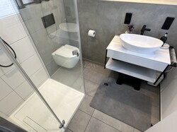 Gäste WC mit Dusche im EG