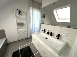 Elternbadezimmer im DG