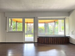 Wohnzimmer mit Ausgang auf Terrasse