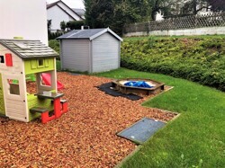 eigener Spielplatz vor dem Haus