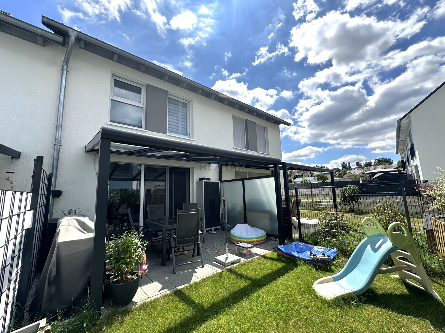 Rückansicht mit Terrasse