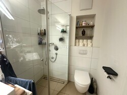 Bad mit Dusche und Wanne