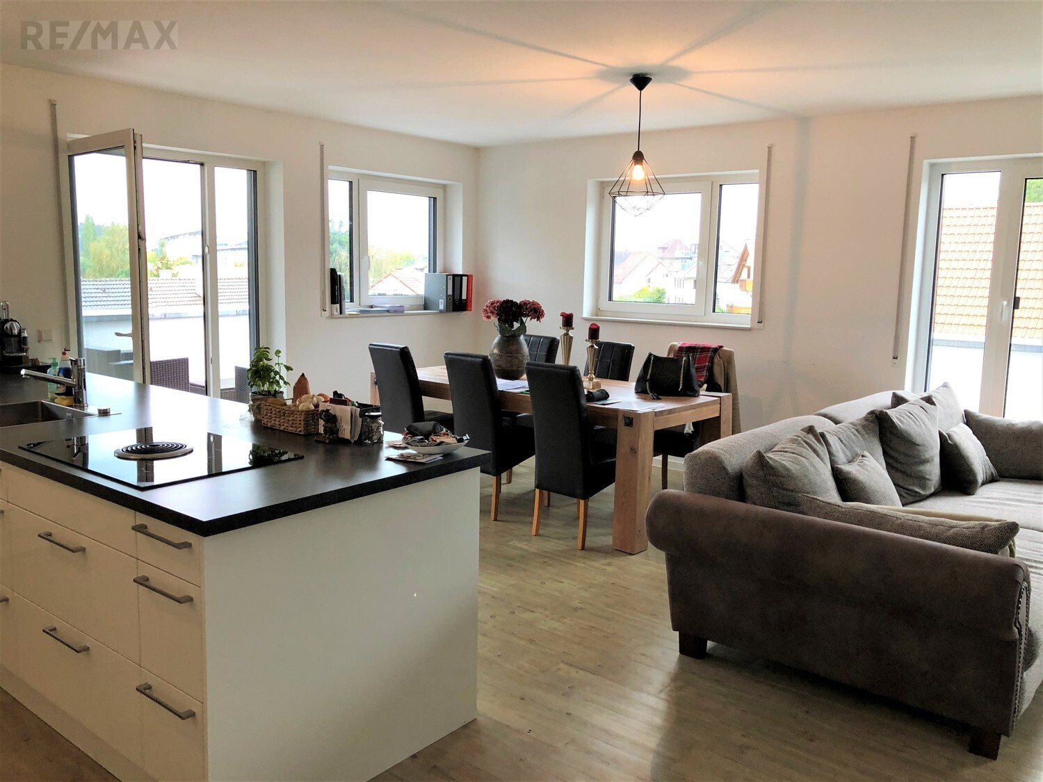 Küche und Wohnzimmer