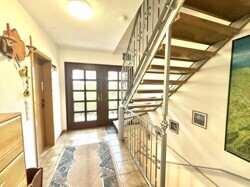 Eingangsbereich mit Treppe in OG