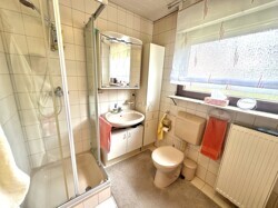 Bad EG mit Wanne und Dusche