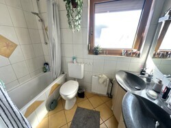 Bad mit WC und Wanne