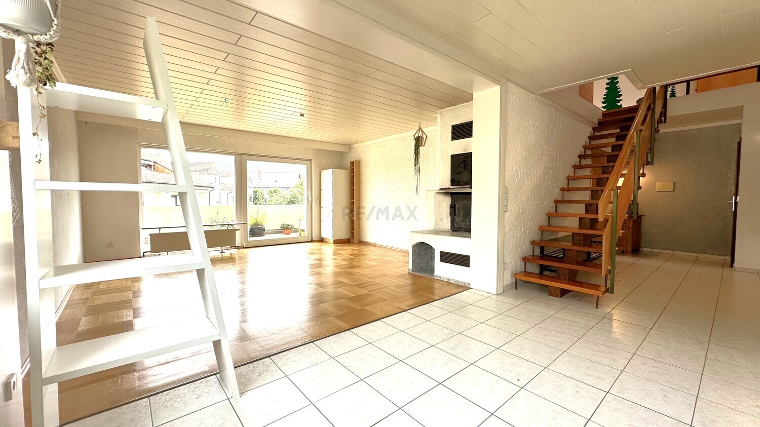 Essbereich mit Blick ins Wohnzimmer