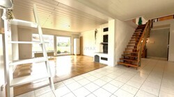 Essbereich mit Blick ins Wohnzimmer
