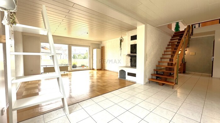 Essbereich mit Blick ins Wohnzimmer