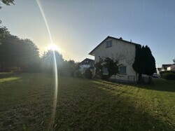 Bauplatz neben Haus