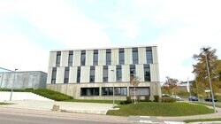 Außenansicht mit Parkplätzen