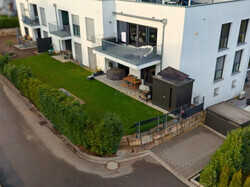 Luftbild auf Haus und Garten