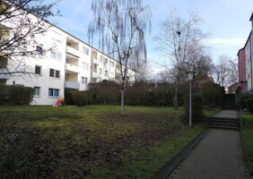 Fußweg und Garten vorm Haus