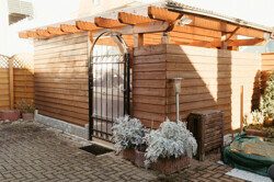 Terrasse und Eingang zum Carport