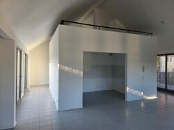 Wohnzimmer mit Blick in die Küche