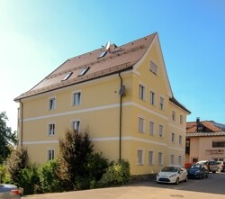 Das Mehrfamilienhaus aus östlicher Richtung