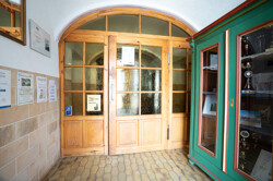 Der helle Eingangsbereich zu dem Gasthaus