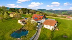 Die Zufahrt zum Anwesen aus westlicher Richtung mit Blick auf den eigenen Teich 