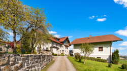 Die Zufahrt zum Anwesen aus westlicher Richtung mit Blick auf das Haupthaus sowie das Einzugshaus