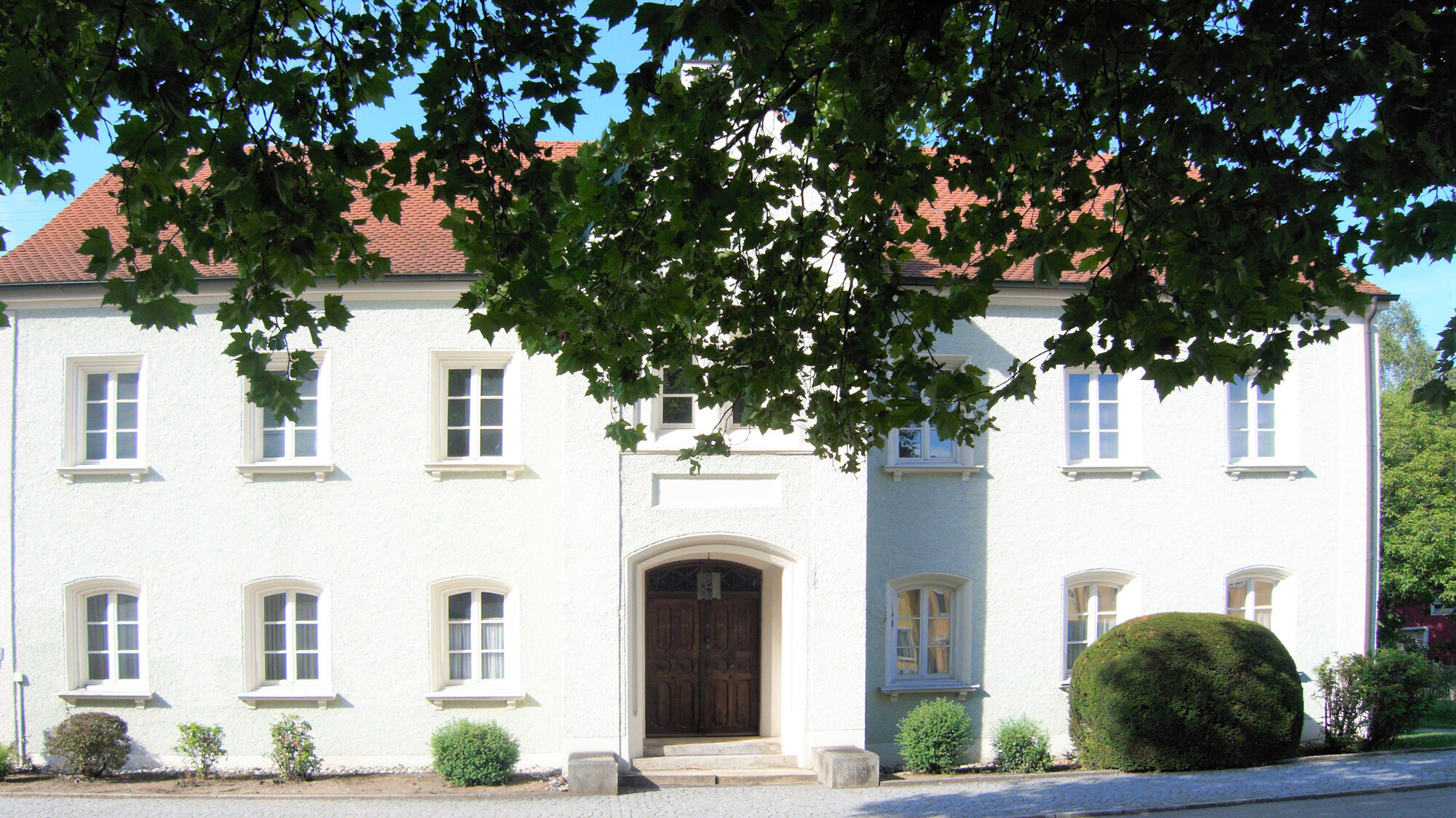 Die Vorderansicht auf das imposante Stadthaus