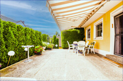 Die großzügige Terrasse mit südlicher Ausrichtung