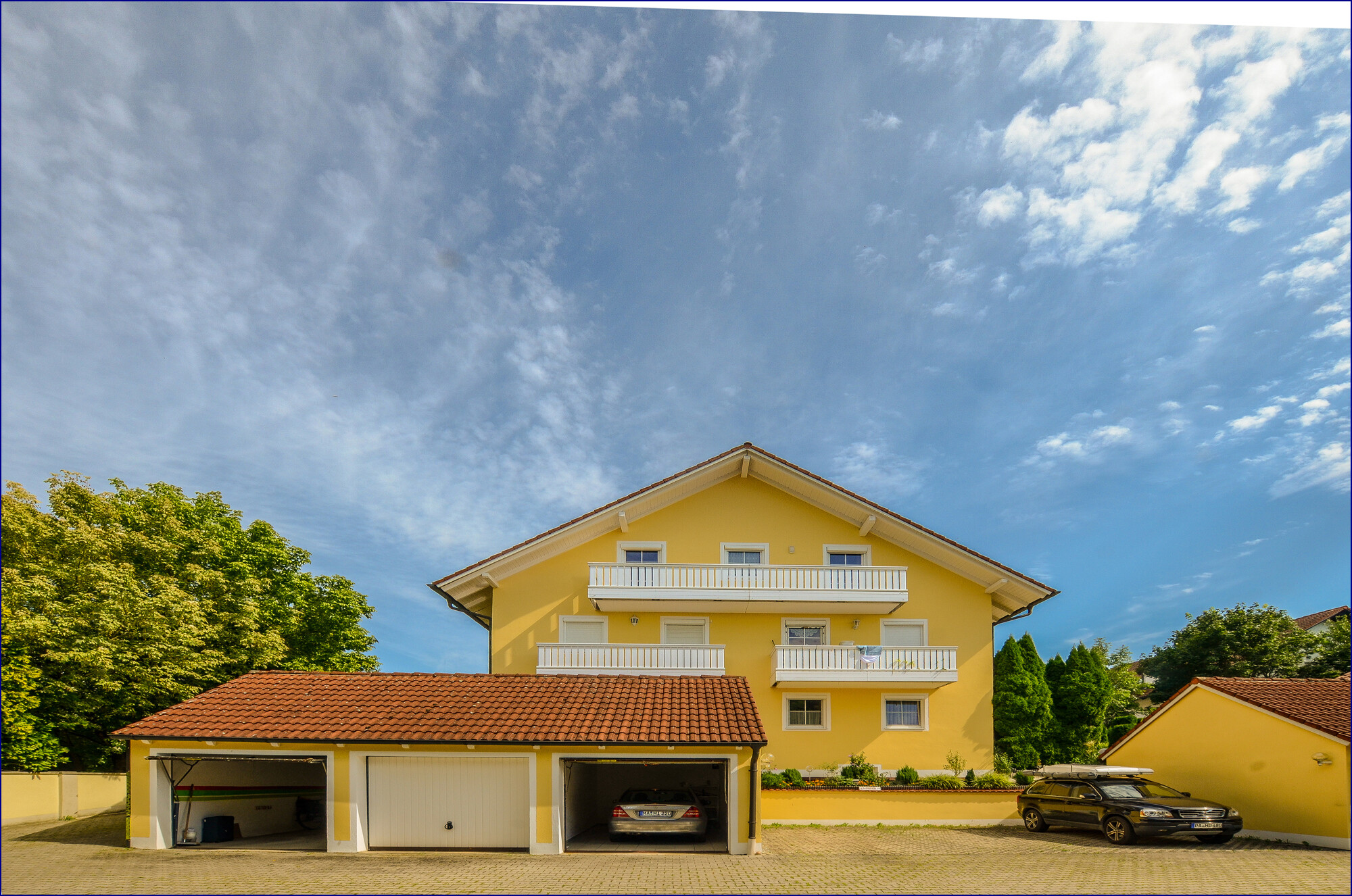 Der Blick auf das Mehrfamilienhaus mit der charmanten Erdgeschosswohnung