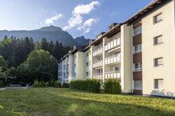 Rückansicht mit Grünflächen
