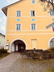 Arkadenhaus mit Schaufenster - Laden