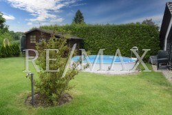 Pool und Gartenhaus