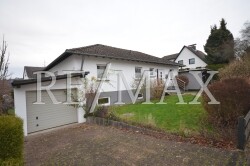 Hausansicht mit Garage