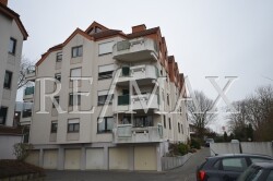 Hausansicht mit Garagen (zweite von rechts)