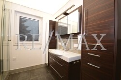 Badezimmer mit Tageslichtdecke