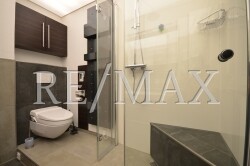 Badezimmer mit Tageslichtdecke