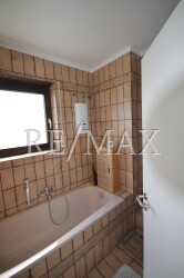 Badezimmer mit Wanne und Dusche