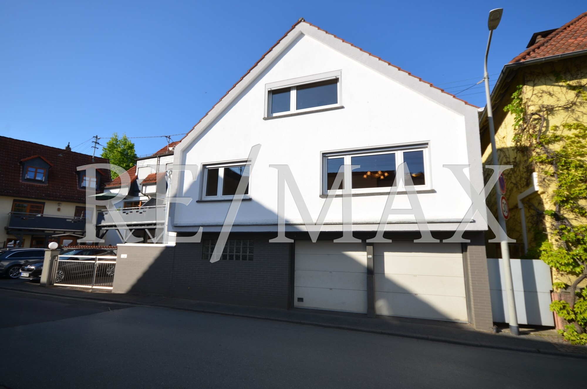Hausansicht mit Garagenanteil