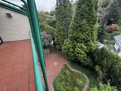 Balkon mit Blick auf Gartenterrasse