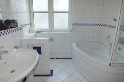 Bad mit Wanne